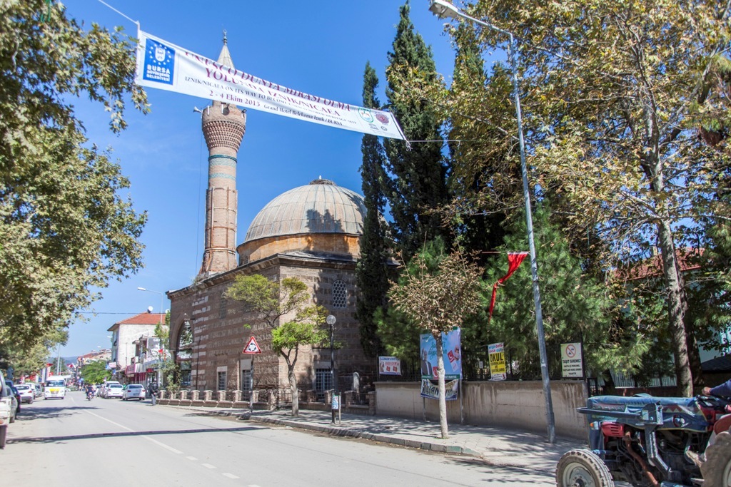 MAHMUT ÇELEBİ CAMİSİ - İZNİK – BURSA İznik Mahmut Çelebi Mahallesi’nde, Ayasofya Kilisesinin yaklaşık 100 m. güneyinde olan Mahmut Çelebi Camisini, kitabesinden öğrenildiğine göre Sultan II.Murad’ın kayınbiraderi, Çandarlı Halil Paşa’nın torunu Vezir Mahmut Çelebi 1442-1443 yılında yaptırmıştır. Erken Osmanlı devri mimarisinde tek kubbeli camiler grubundan olan bu yapının kuzeyinde dikdörtgen planlı, üzeri tonoz örtülü, ortası kubbeli bir son cemaat yeri bulunmaktadır. Giriş kapısı üzerinde üç satırlık, 45x180 cm. ölçüsünde yapım kitabesi bulunmaktadır. Yeşil Caminin küçük bir örneği olan bu caminin üzeri duvarlara dayanan bir kubbe ile örtülüdür. İbadet mekanında kareden kubbe yuvarlağına geçiş Türk üçgenli bir friz ile sağlanmıştır. Caminin minaresi yeşil sırlı tuğlalardan yapılmış kuşaklarla çevrilmiştir. Ancak, 1967 yılındaki depremden zarar görmüştür. Mahmut Çelebi de caminin bahçesindeki demir parmaklıklı bir türbede gömülüdür. Caminin karşısında yer alan İznik’in en eski çeşmesi ise 1970’li yıllarda yıkılmıştır. Caminin yanında Golts Paşa’nın kullanılır olarak gördüğü aşhane-imaretten sadece duvar izleri günümüze gelebilmiştir. KAYNAK: E-TARİH ORG